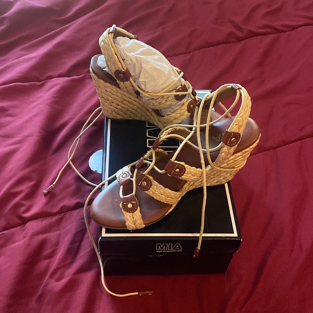 NWOT!  Very stylish woven wedge heeled sandal! - Picture 2 of 6